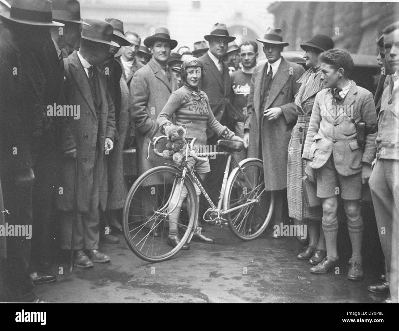 Billie Samuels lasciando in giro a Melbourne in un Malvern Star bicicletta, 4 Luglio 1934 da Sam il cofano Foto Stock