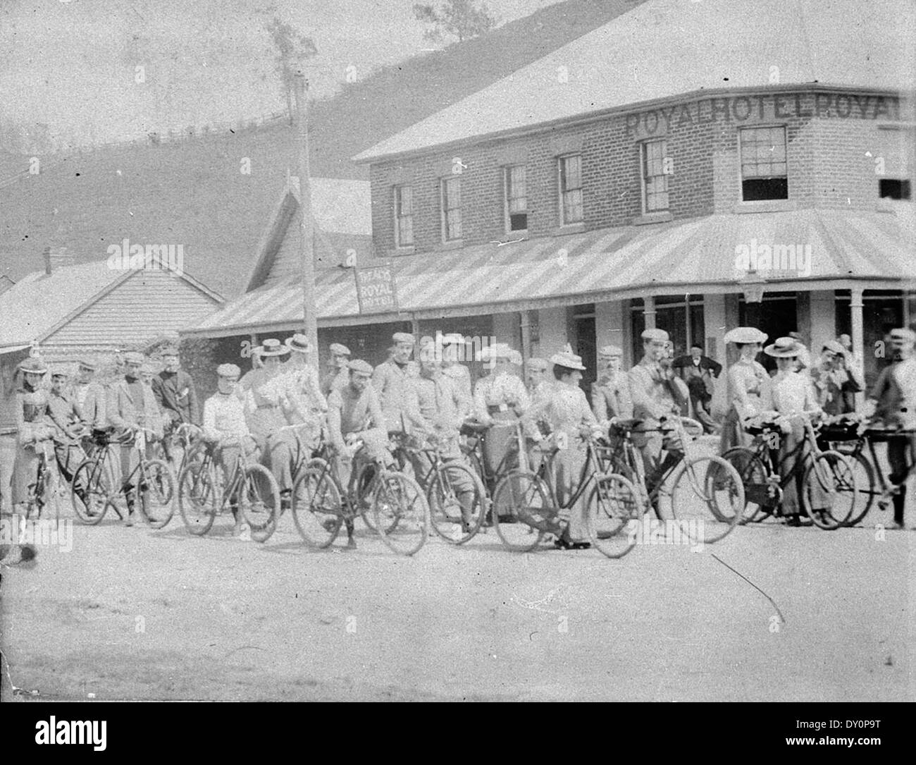 Waratah Rovers Bicycle Club (WRBC) in tour. Sydney - Campbelltown - Appin - Bulli - Costa Sud. Foto scattata a Picton fuori dal Royal Hotel - Picton, NSW, Ottobre 1900 Foto Stock