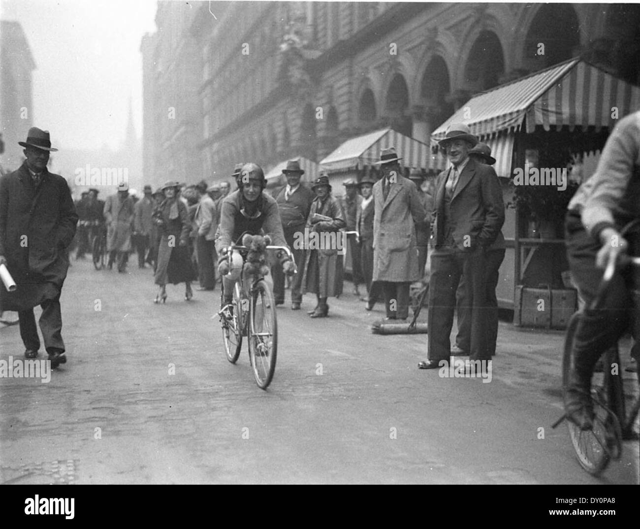 Billie Samuels su un Malvern Star lasciando il ciclo per Melbourne da Martin Place, 4 Luglio 1934 da Sam il cofano Foto Stock