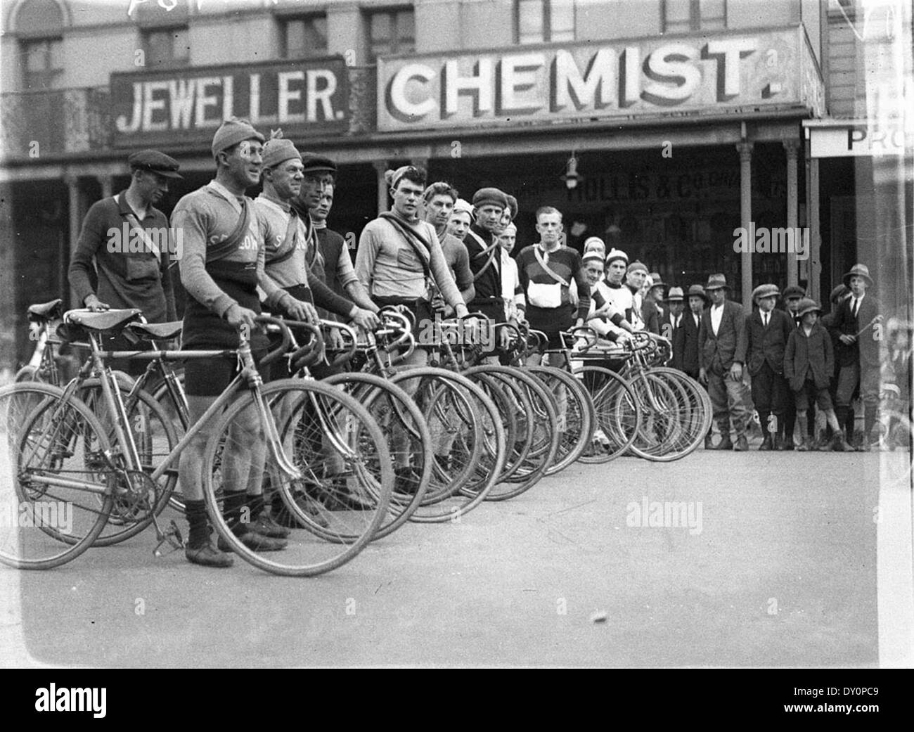 Questa foto mostra una schiera di concorrenti alla Goulburn to Sydney Dunlop Road Race, tenutasi negli anni '1930 L'immagine cattura i primi giorni delle corse automobilistiche in Australia e mostra i veicoli d'epoca preparati per la gara. Foto Stock