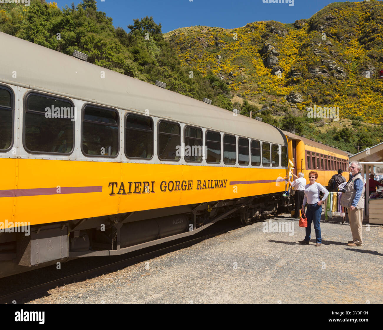 I passeggeri in attesa su piattaforma in Hindon stazione sulla gola di Taieri ferrovia turistica, Nuova Zelanda Foto Stock