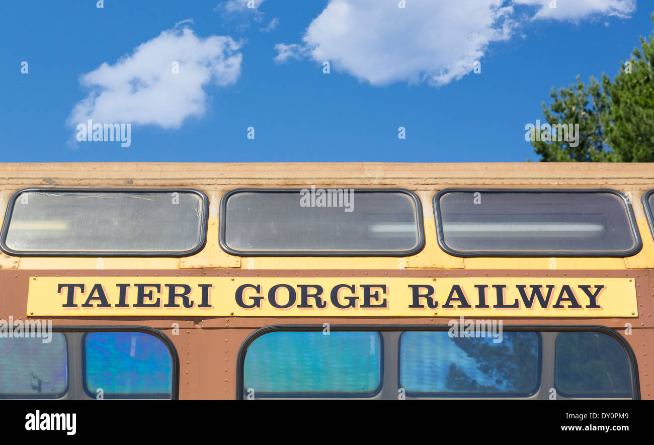 Taieri Gorge treno turistico, Nuova Zelanda - Antiquariato carrello attende presso la piattaforma in altipiani della Nuova Zelanda Foto Stock