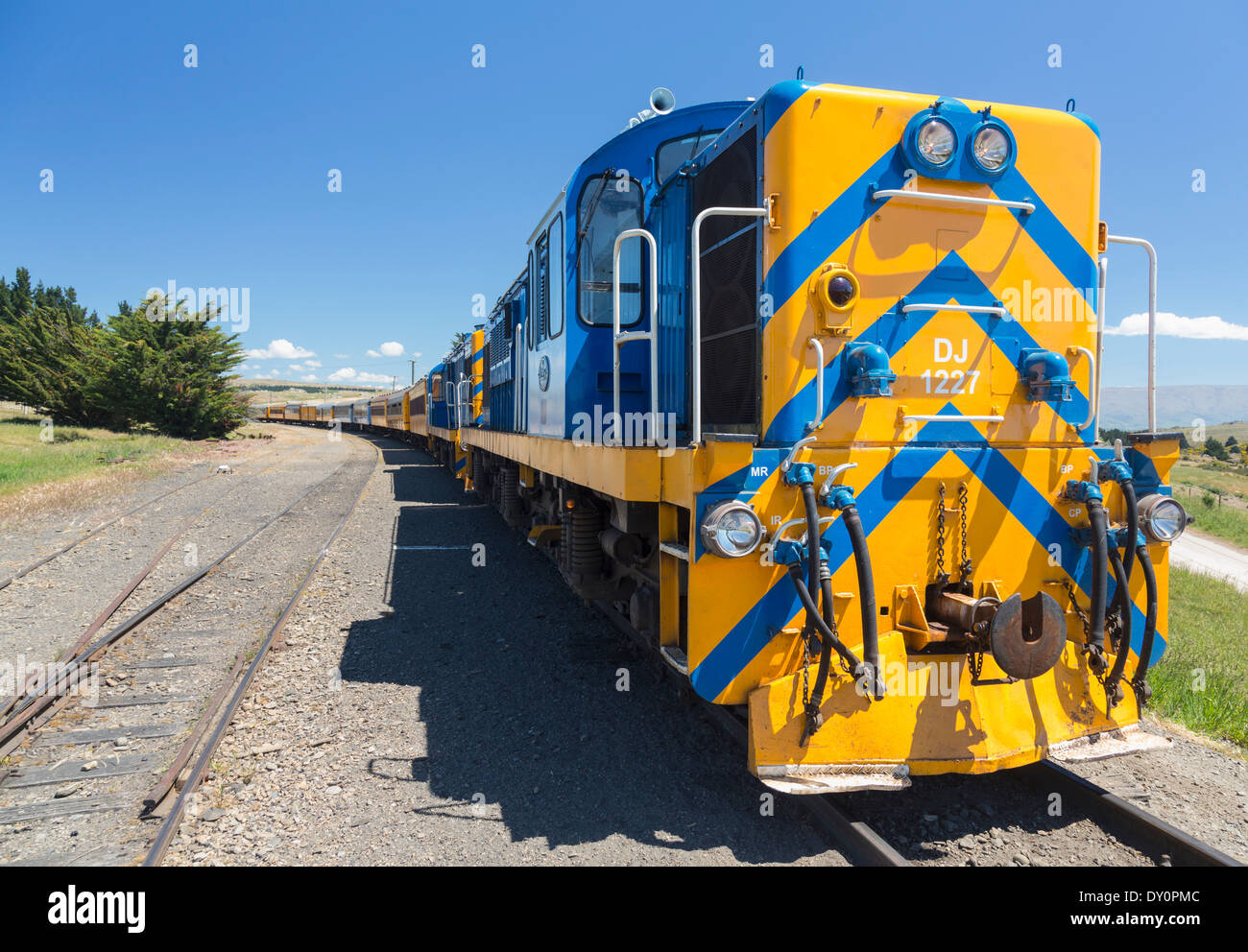 Taieri Gorge convoglio ferroviario, Nuova Zelanda - un diesel elettrico classe DJ locomotore Foto Stock
