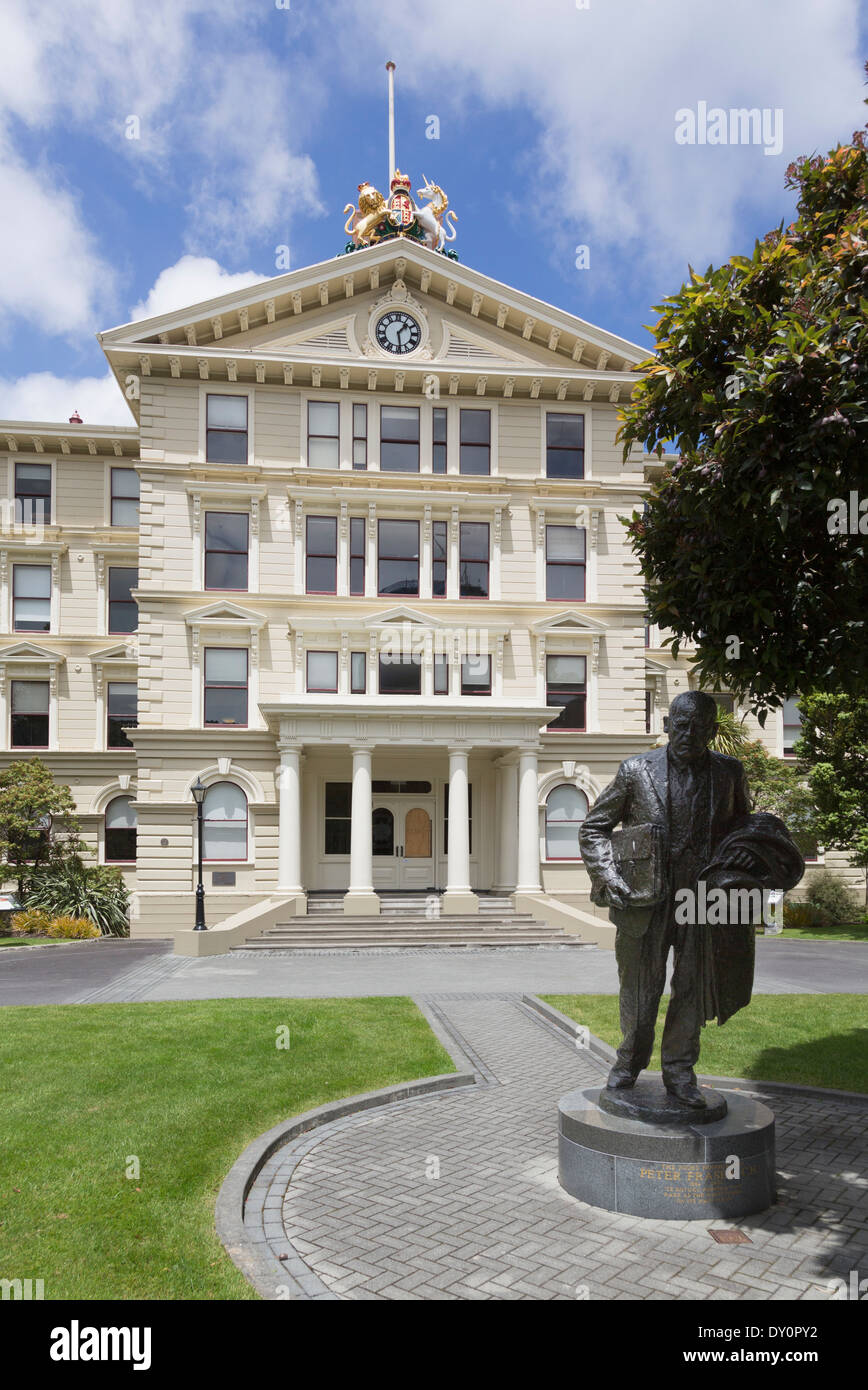 Vecchi edifici governativi, Wellington, Nuova Zelanda con la statua dell' ex Primo Ministro Peter Fraser Foto Stock