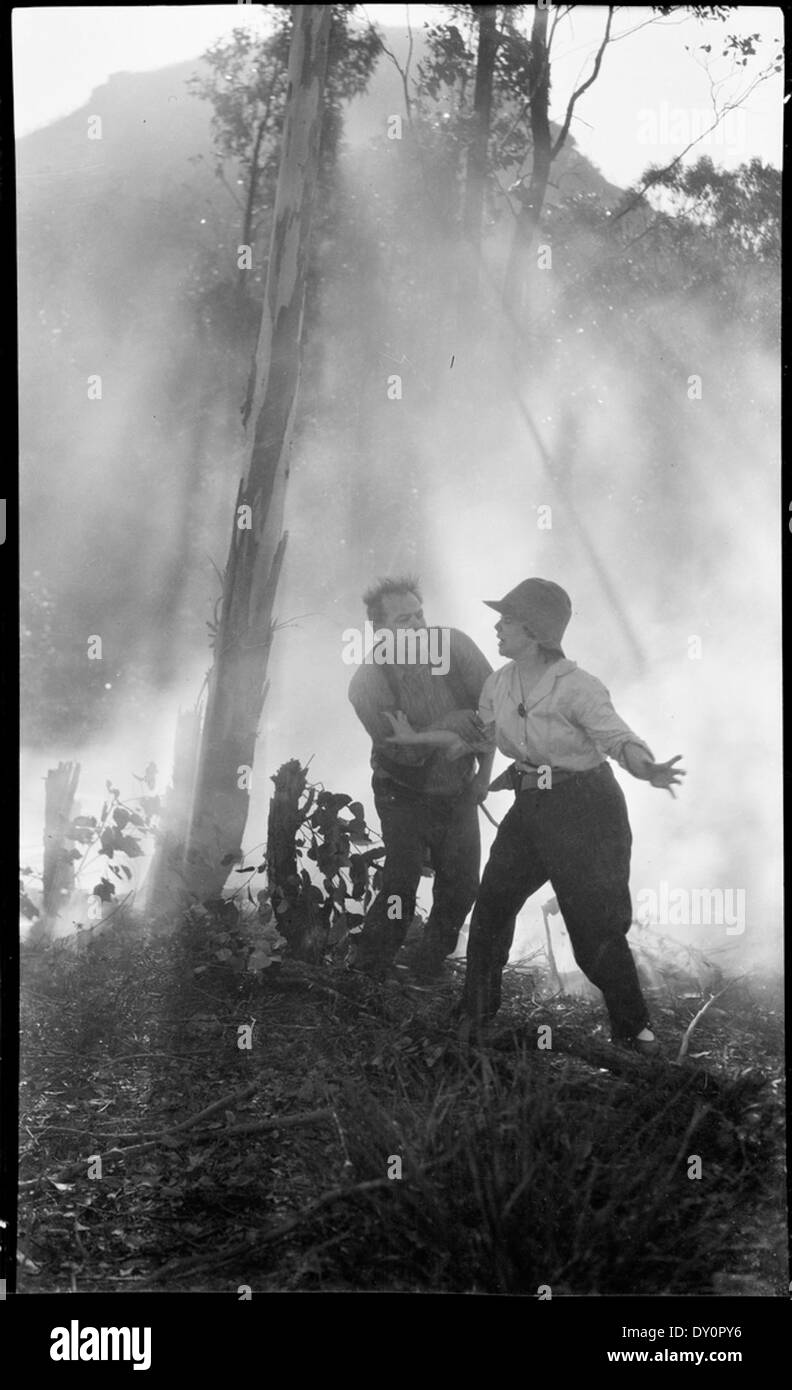 Festa del film nel cespuglio, in un fuoco di fuoco, ca. 1925 (busta originale contrassegnata con "marchi di qualità", ritratti inclusi e una fotocamera da cinema C & W.) [Forse il film 'Joe', 1924), di Sam Hood Foto Stock