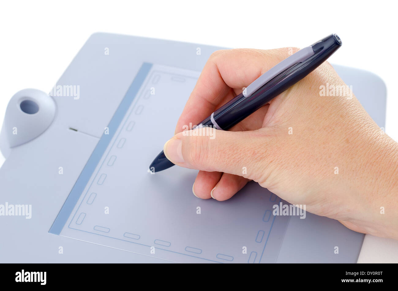 Stretta di mano femminile utilizzando una penna sulla tavoletta digitale. Foto Stock