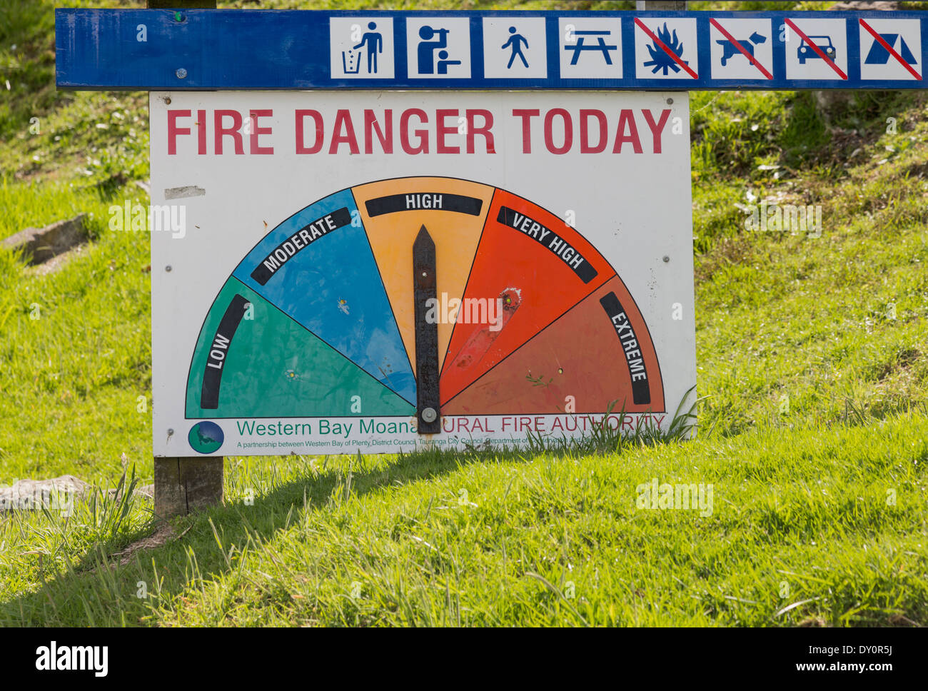 Segnale di allarme pericolo incendio Wildfire che fornisce informazioni a Rotorua, nuova Zelanda, impostato su alto Foto Stock