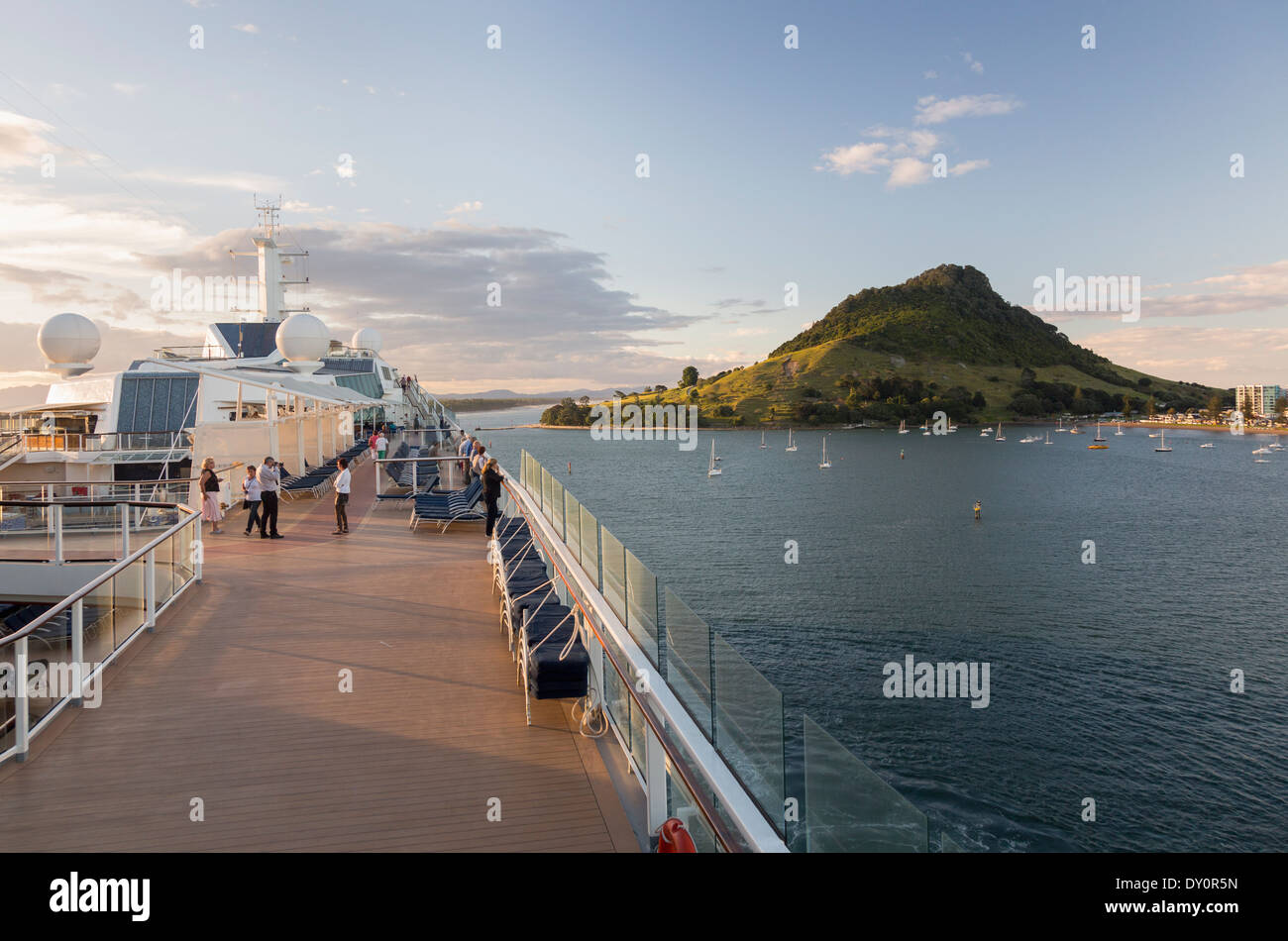 La nave di crociera - a bordo di panorami della baia di Tauranga, Nuova Zelanda al crepuscolo Foto Stock
