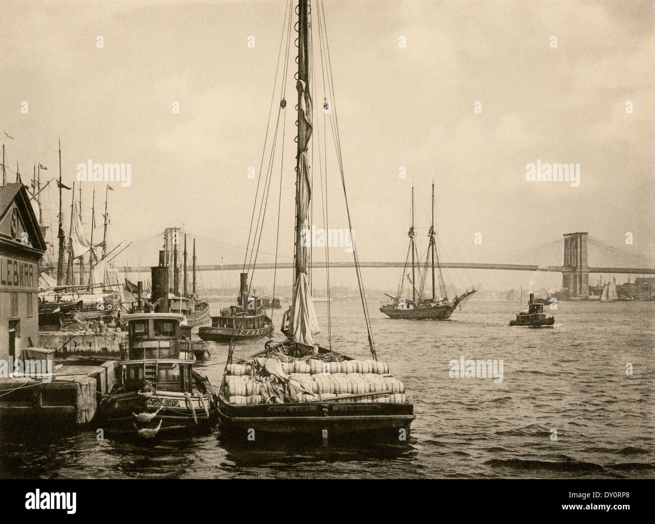 Ponte di Brooklyn Bridge spanning l'East River, 1890s. Albertype (foto). Foto Stock