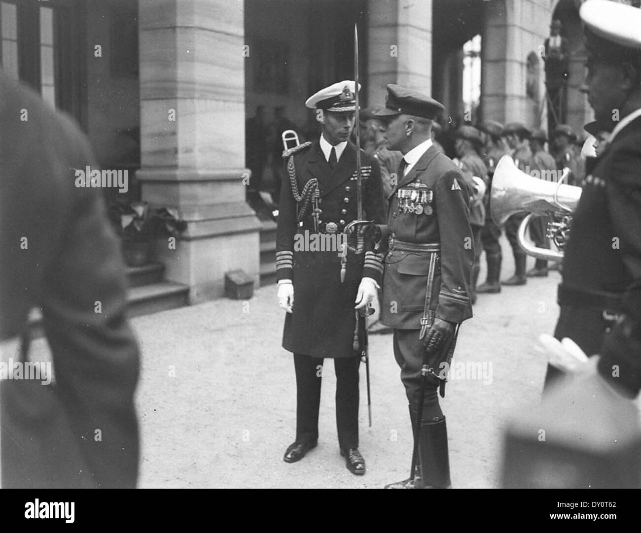 Il duca di York, nell'uniforme da Capitano, incontra decorate officer del flying corps, Geoffrey f. Hughes, Government House di Sydney, 1927 / sam il cofano Foto Stock