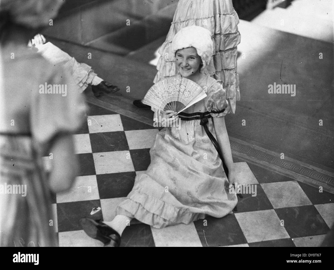 Ragazza concorrente in costume con un ventilatore, città di Sydney Eisteddfod,1929 / Ted Hood Foto Stock