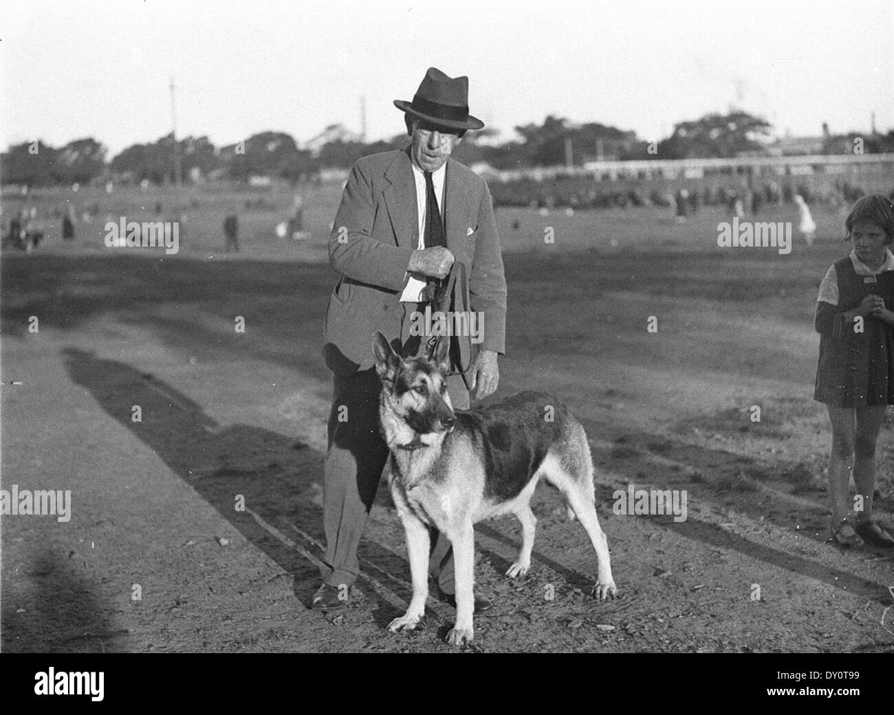 Una fotografia del 20 luglio 1934, che mostra un uomo della polizia, forse Scott Denholm, con un cane della polizia tedesco. L'immagine riflette il ruolo dei cani della polizia addestrati nelle forze dell'ordine durante l'inizio del XX secolo. Foto Stock
