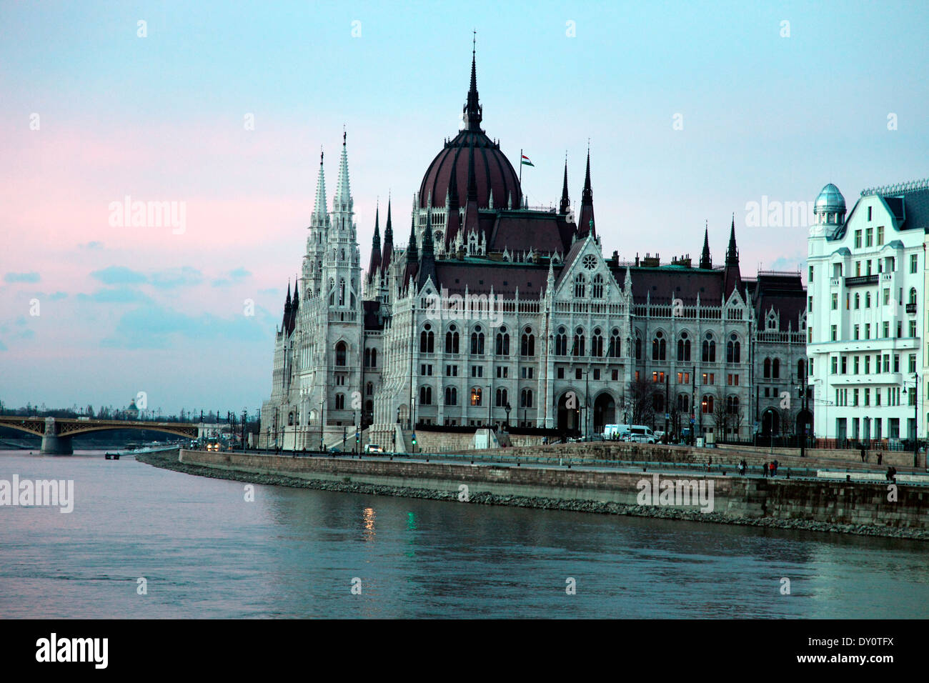 Il Palazzo del Parlamento che si affaccia sul Danubio in Ungheria a Budapest al crepuscolo Foto Stock