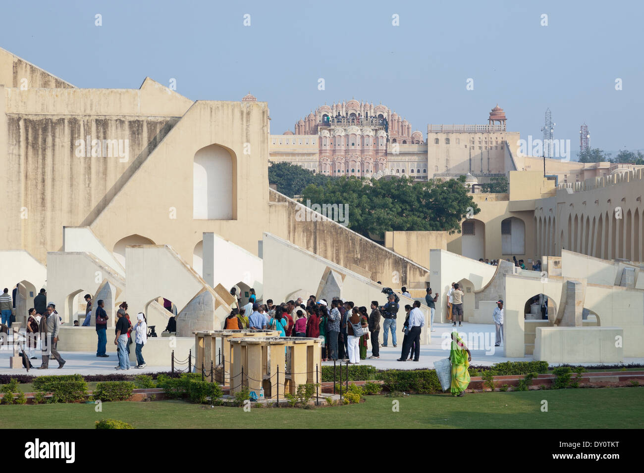 1Jaipur, Rajasthan, India. Jantar Mantar Observatory e il palazzo dei venti (Hawa Mahal) in base alla distanza Foto Stock