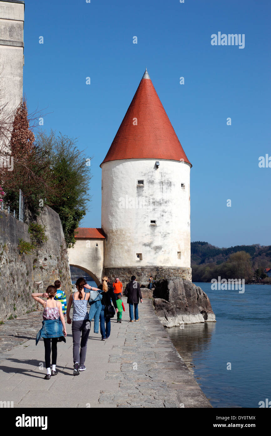 Schaiblingsturm torre costruita nel 1481 sulle rive del fiume Inn in Passau Foto Stock