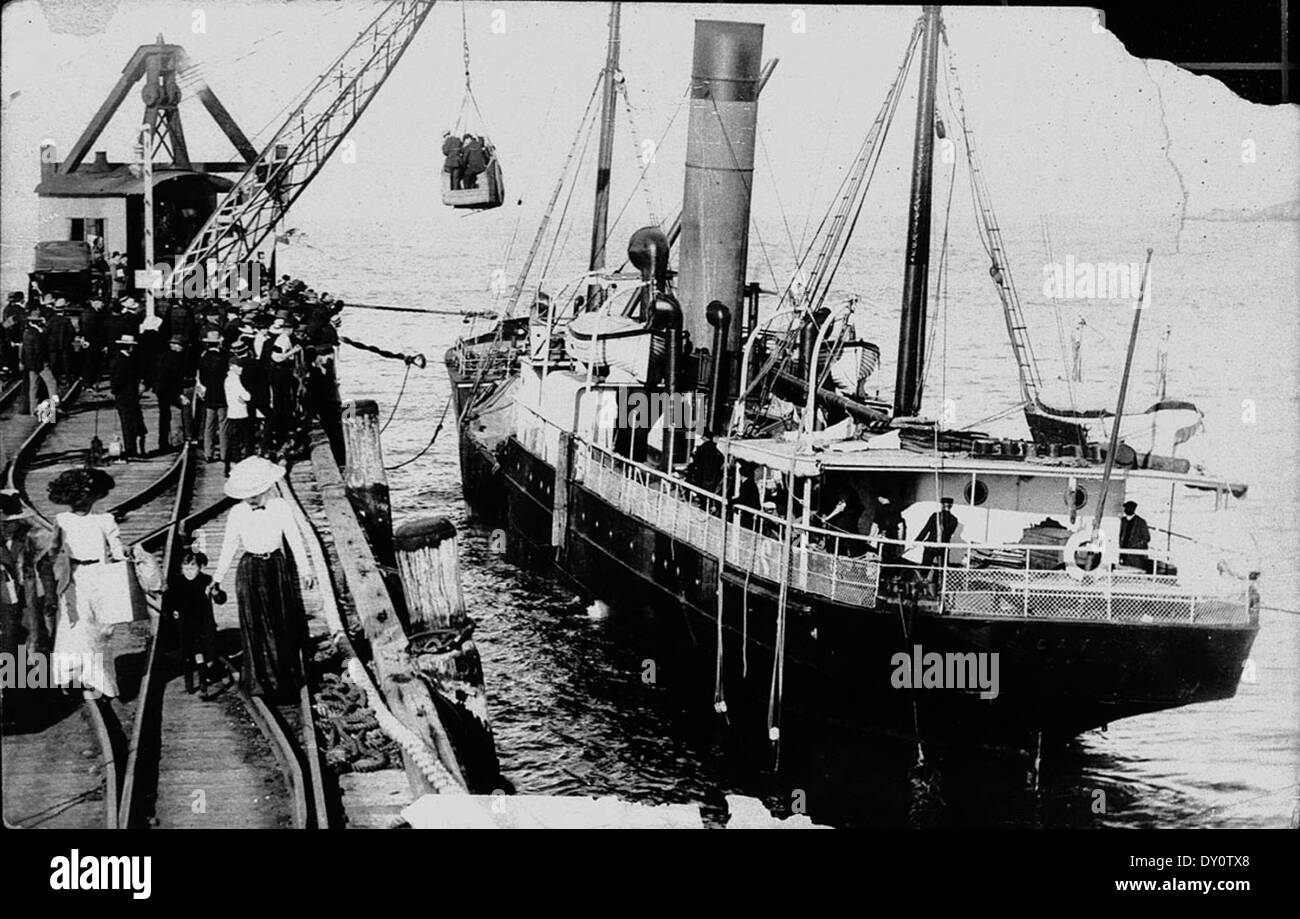 Una sfilata di moda domenicale pomeridiana si svolge sulla SS Cavanba nel 1908, mentre i passeggeri si vestono per l'occasione a bordo della nave passeggeri a Coffs Harbour, NSW. Questa fotografia vintage cattura la moda dell'epoca e l'eleganza dei viaggi oceanici all'inizio del XX secolo. Foto Stock