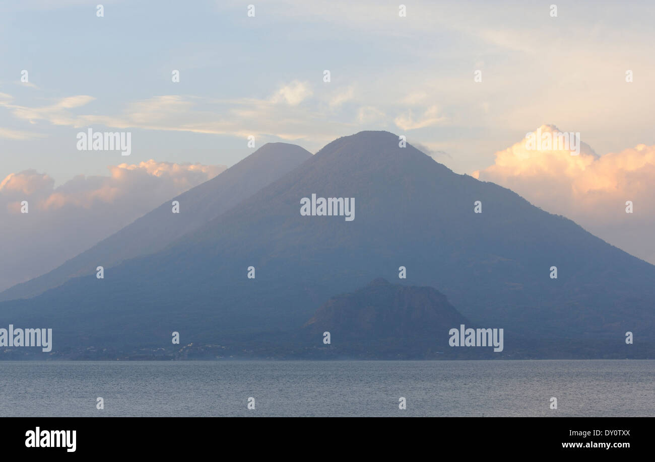 La mattina presto vista sul lago Atitlan da Panajachel di Volcan Toliman, 3153m, e dietro di esso, Volcan Atltlan, 3525m. Foto Stock
