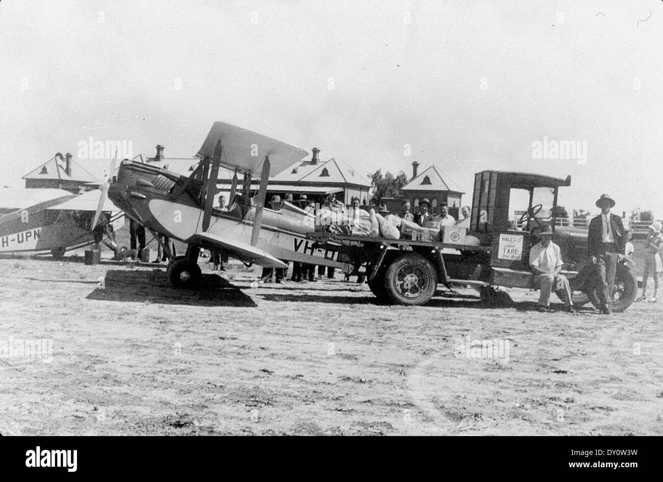 Nei primi anni '1930, i rifornimenti per Natale furono caricati sugli aerei per il trasporto alla stazione di Tinnenburra, nel Queensland, colpita dalle inondazioni, con la stazione ferroviaria di Bourke visibile sullo sfondo. Foto Stock