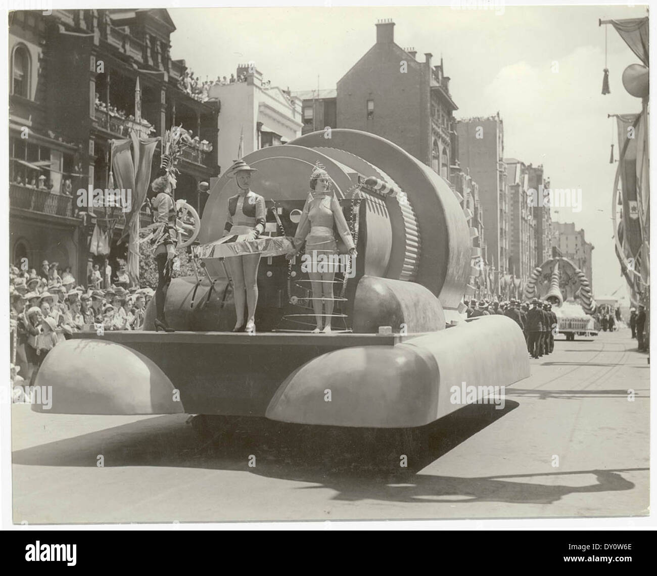 Un galleggiante dalla Sesquicentenary Parade che celebra la marcia dell'Australia verso la nazione il 26 gennaio 1938. L'evento ha segnato il significativo traguardo storico dell'Australia, caratterizzato da diverse rappresentazioni culturali. La foto cattura la vivacità e lo spirito della comunità del tempo. Foto Stock