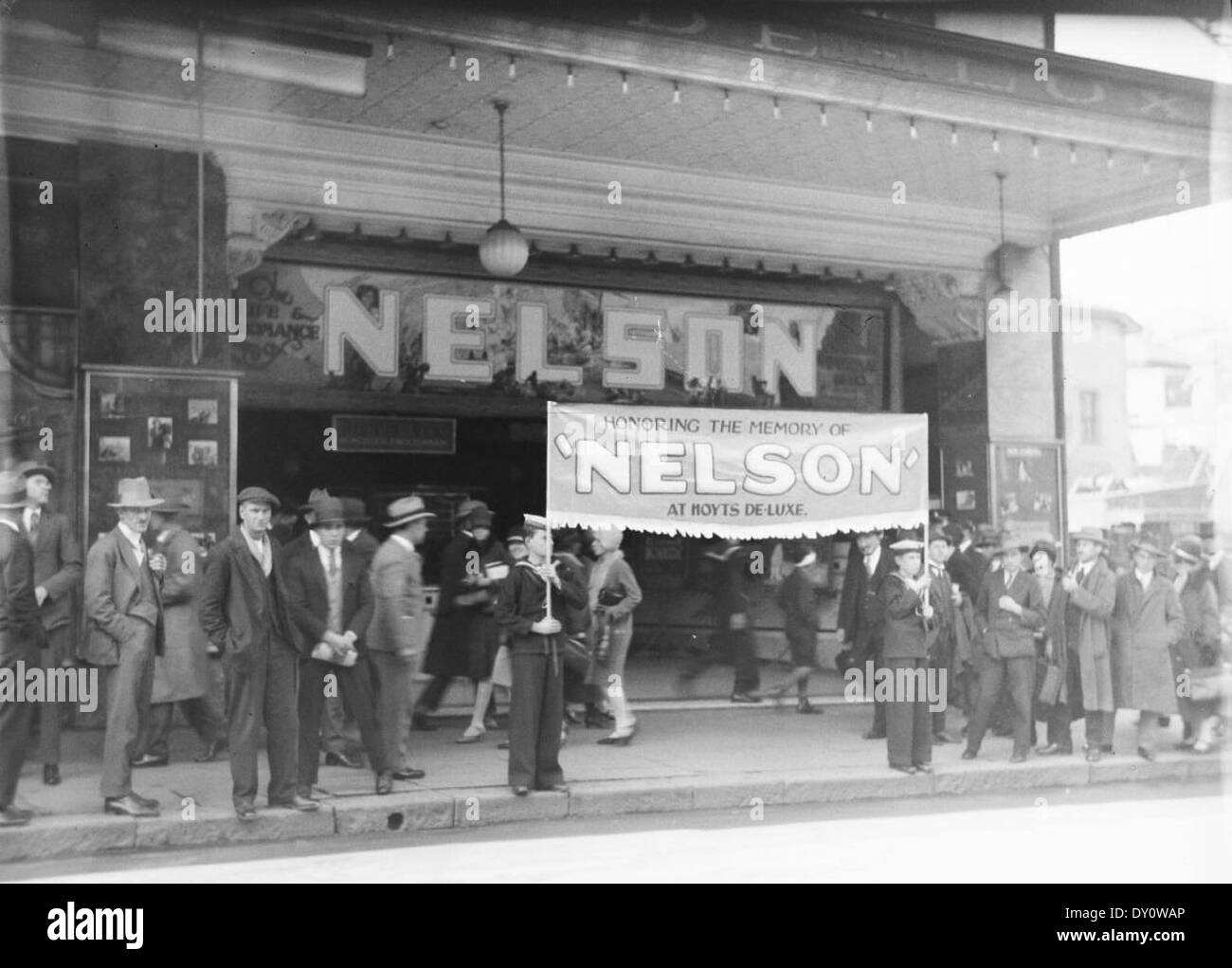 Lega Navale di cadetti in uniforme da marzo a hoyts de luxe cinema, George Street, Sydney per il film "Nelson", 6 agosto 1928 / fotografo Sam il cofano Foto Stock