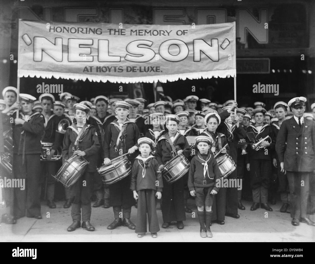 Lega Navale di cadetti in uniforme da marzo a hoyts de luxe cinema, George Street, Sydney per il film "Nelson", 4 agosto 1928 / fotografo Sam il cofano Foto Stock