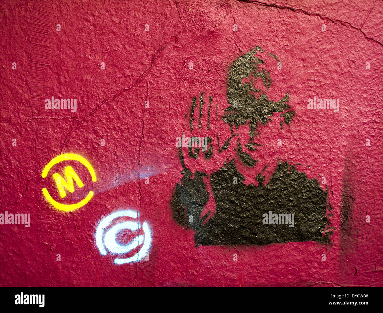Banksy stile immagine stampata di poliziotto sulla parete Foto Stock