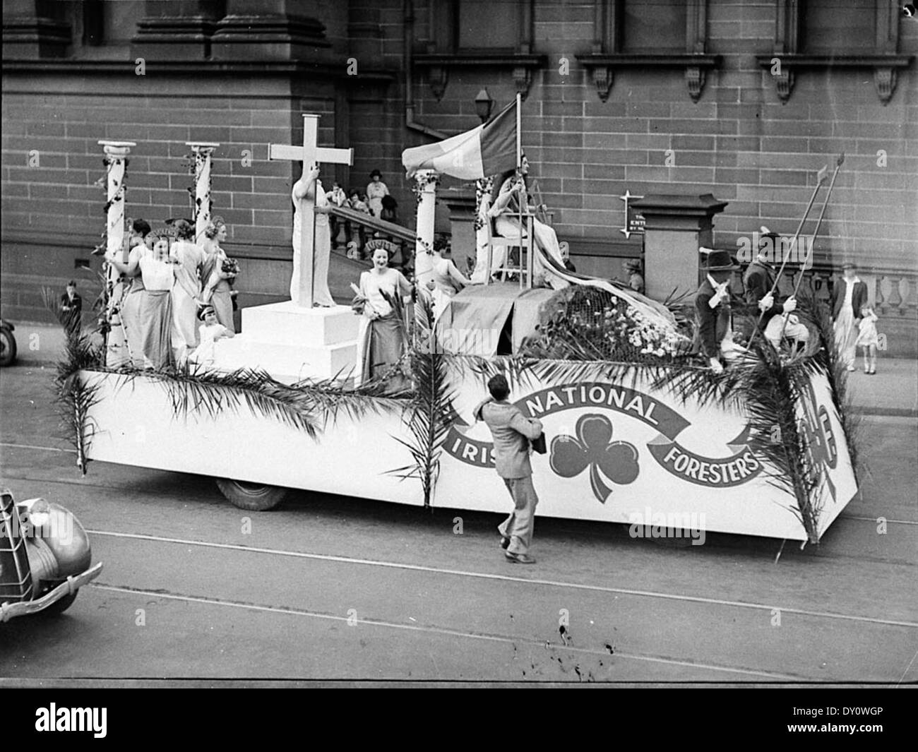 Una fotografia degli anni '1930 di Sam Hood raffigurante una parata del giorno di San Patrizio a Sydney. La parata mostra la celebrazione della cultura e della comunità irlandese, segnando un evento importante nel calendario culturale di Sydney durante quel periodo. Foto Stock