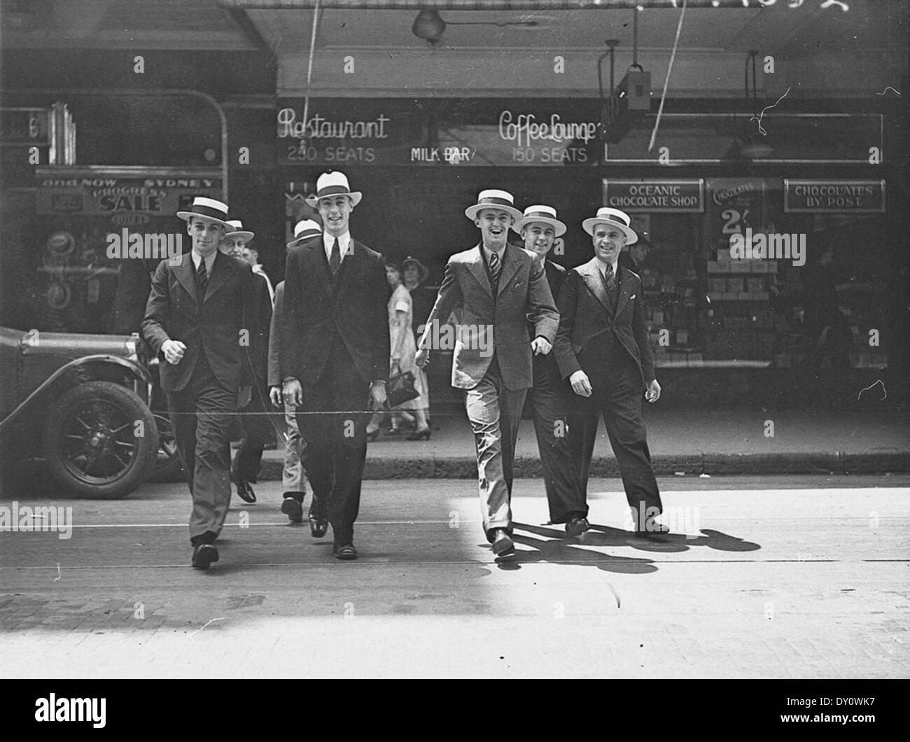 Sette uomini la modellazione di cappelli in Pitt Street, per città Hatters, 1 Novembre 1934 da Ernie Bowen Foto Stock