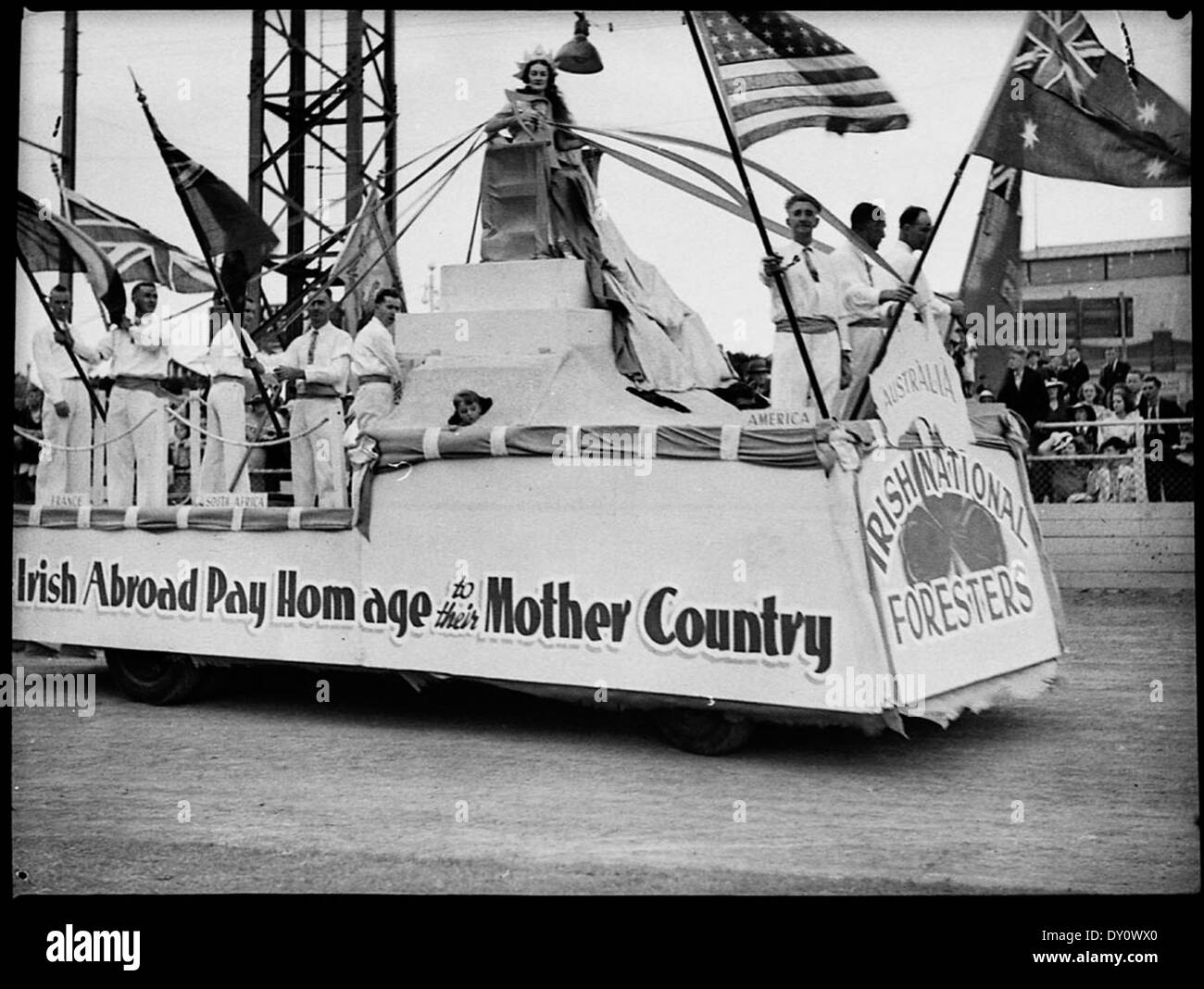 Questa fotografia del 1938 mostra gli eventi sportivi del giorno di San Patrizio che si tengono presso lo Showground di Sydney. Cattura l'atmosfera della comunità dell'evento, con atleti che gareggiano in vari sport all'aperto per celebrare la vacanza. Foto Stock