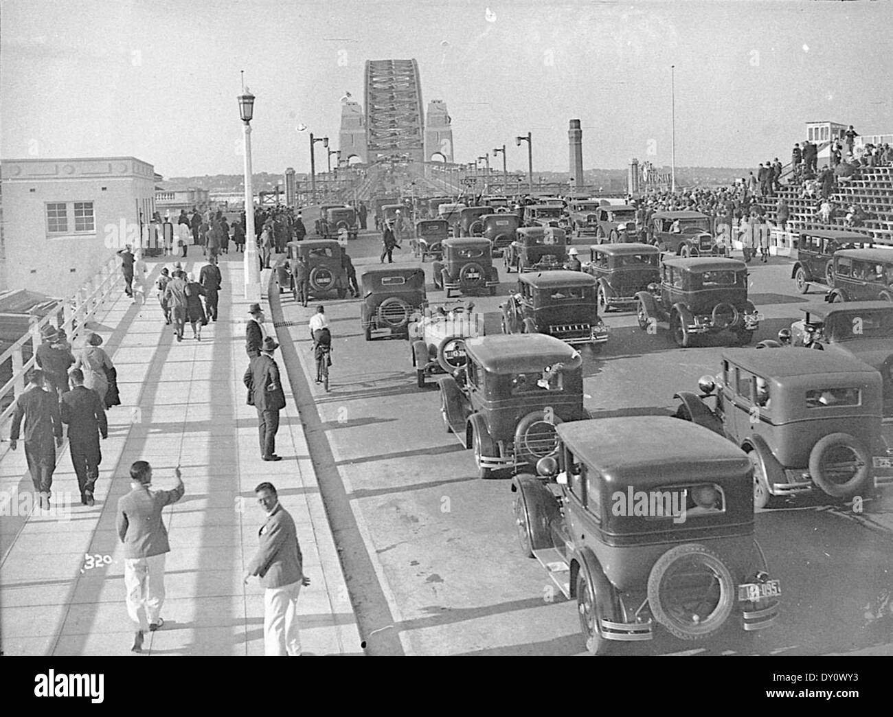 Automobili di attraversare il ponte, il Ponte del Porto di Sydney celebrazioni, 19 marzo 1932, Hall & Co. Foto Stock