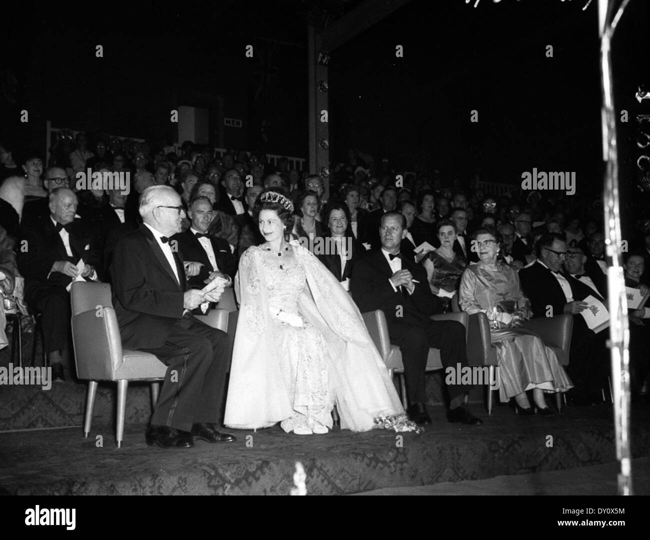 Una fotografia della visita reale della Regina Elisabetta II e del Duca di Edimburgo al Sydney Showground nel febbraio 1963. L'immagine cattura un momento del tour reale, con i dignitari che salutano il pubblico. Foto Stock