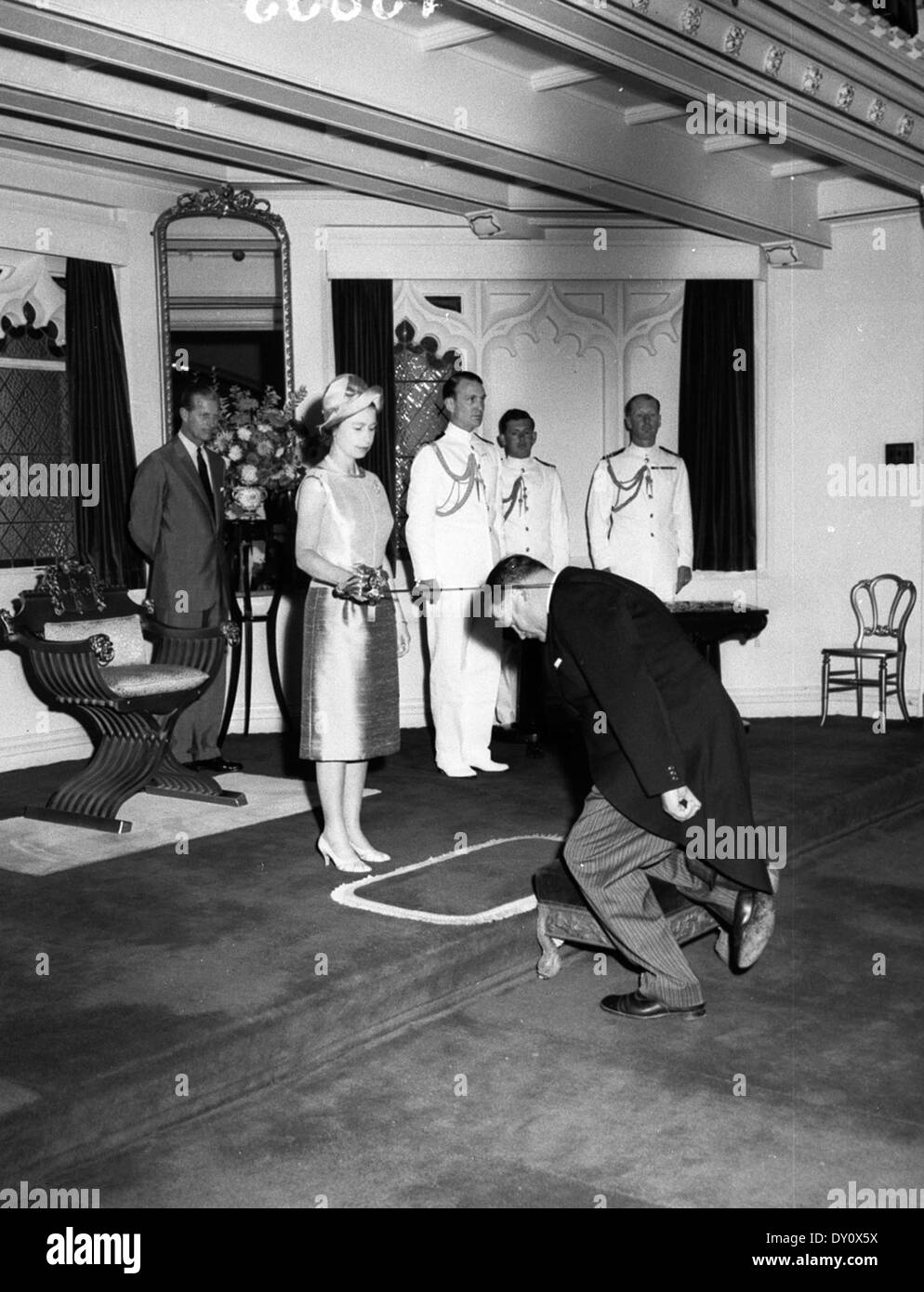 Investitura, royal visita della Regina Elisabetta II e il Duca di Edimburgo, febbraio 1963, Government House di Sydney / fotografo australiano agenzia fotografica Foto Stock