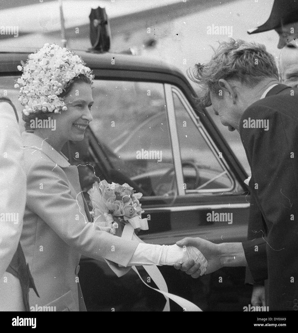 Queen Elizabeth accolti all'arrivo a kingsford-Smith Airport per la Captain Cook bi-celebrazioni centenarie tour dal primo ministro John gorton, Sydney, 21 aprile 1970 / fotografo maurie wilmott Foto Stock