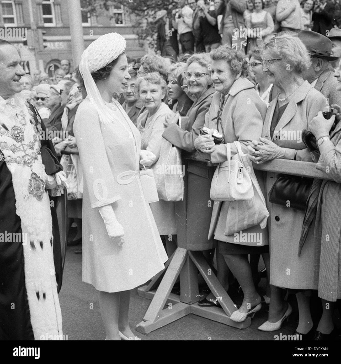 La regina Elisabetta "aborigeno di' arrivando a Sydney Town Hall per un civic reception durante il tour per la Captain Cook bi-le celebrazioni del centenario, 21 apr 1970 / fotografo maurie wilmott Foto Stock