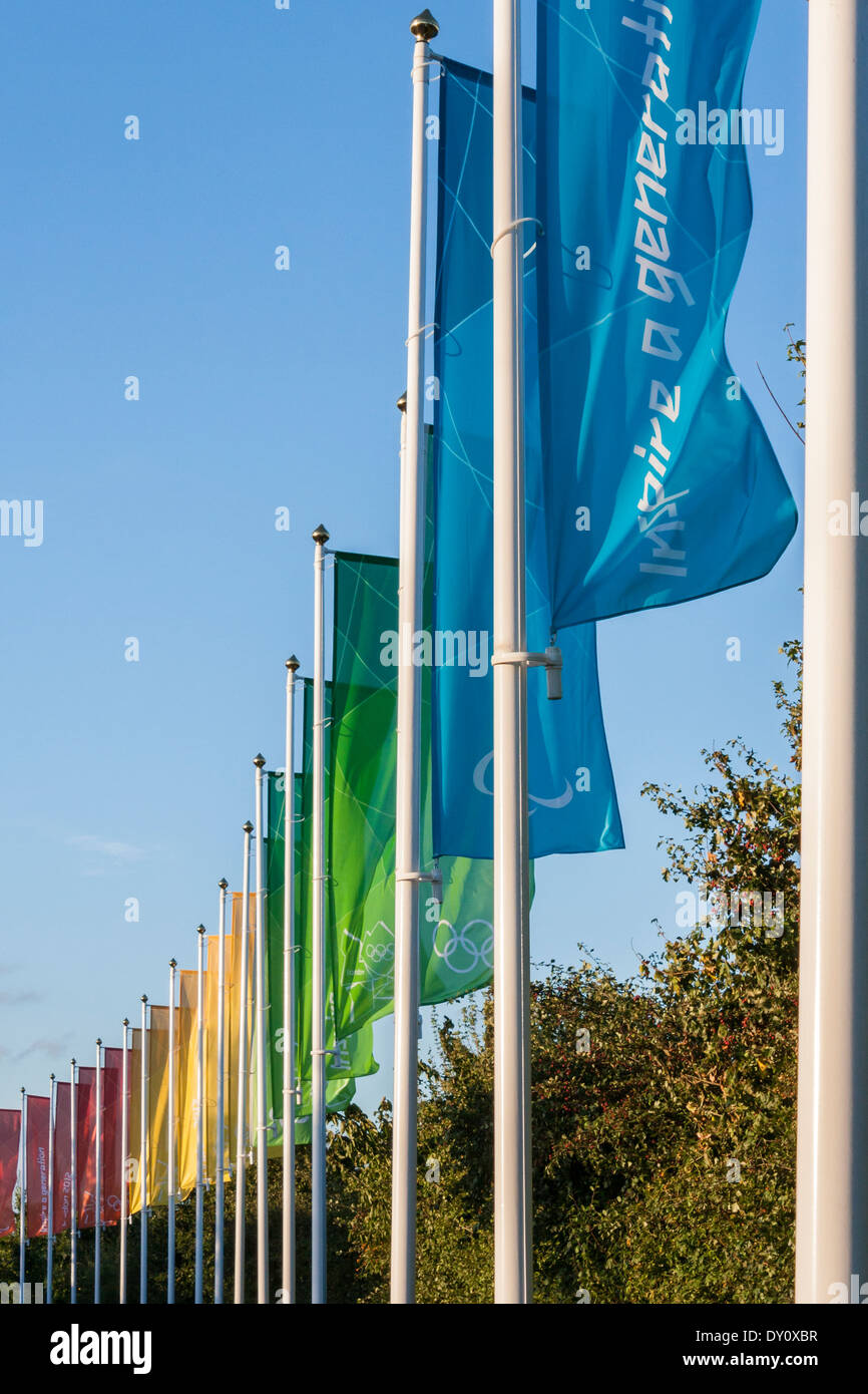 Olympic bandiere sulla strada a Eton Dorney, Berkshire, Inghilterra, GB, UK. Foto Stock