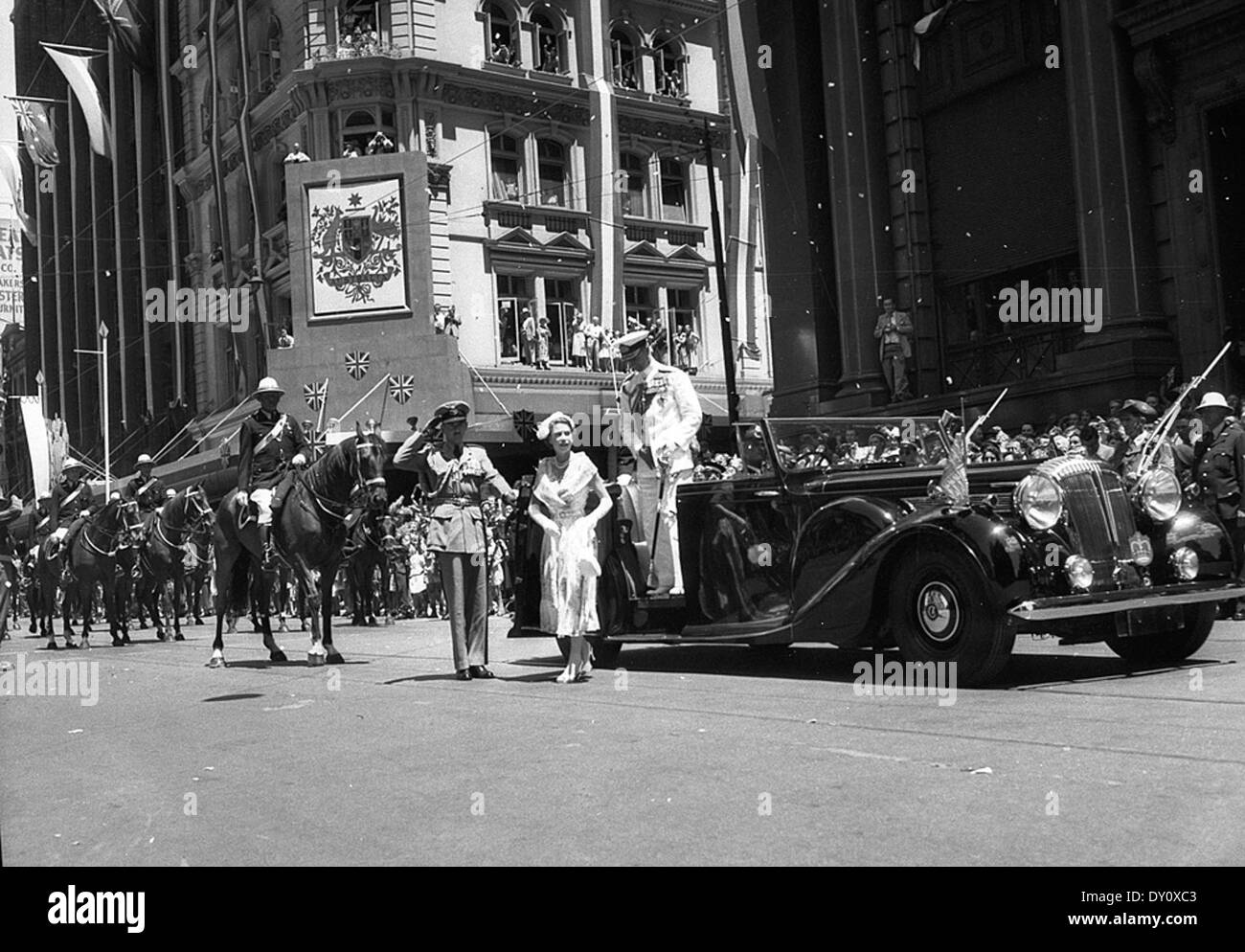 Queen Elizabeth arriva presso il Cenotafio, Sydney, durante la visita reale, 1954 / fotografo Hickson Jack Foto Stock