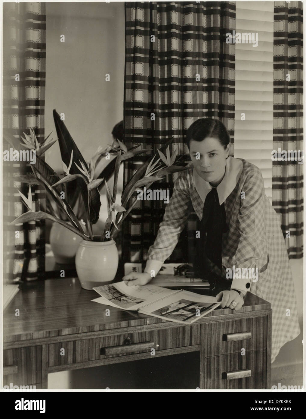 Onorevole Mollie grigio, arredatrice di interni, Greenknowe Avenue, Potts Point, Sydney, ca. 1935/ fotografo Harold Cazneaux Foto Stock
