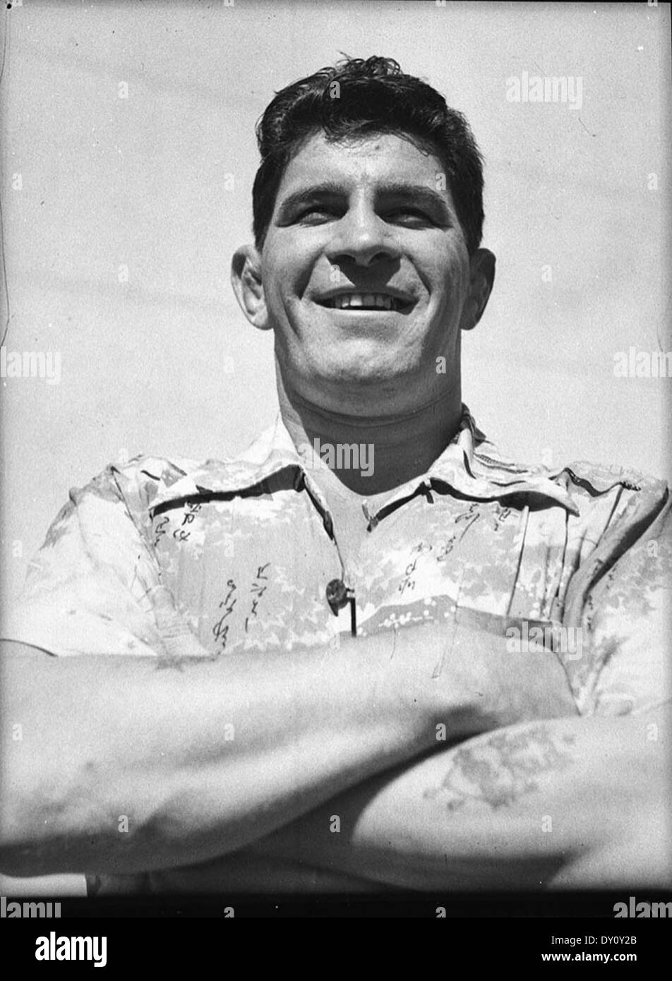 Questa fotografia di Sam Hood cattura Jack Gacek, un lottatore, nel 1938. L'immagine mette in evidenza la forza e l'atletismo di Gacek, una figura notevole nel wrestling professionistico all'inizio del XX secolo. Foto Stock