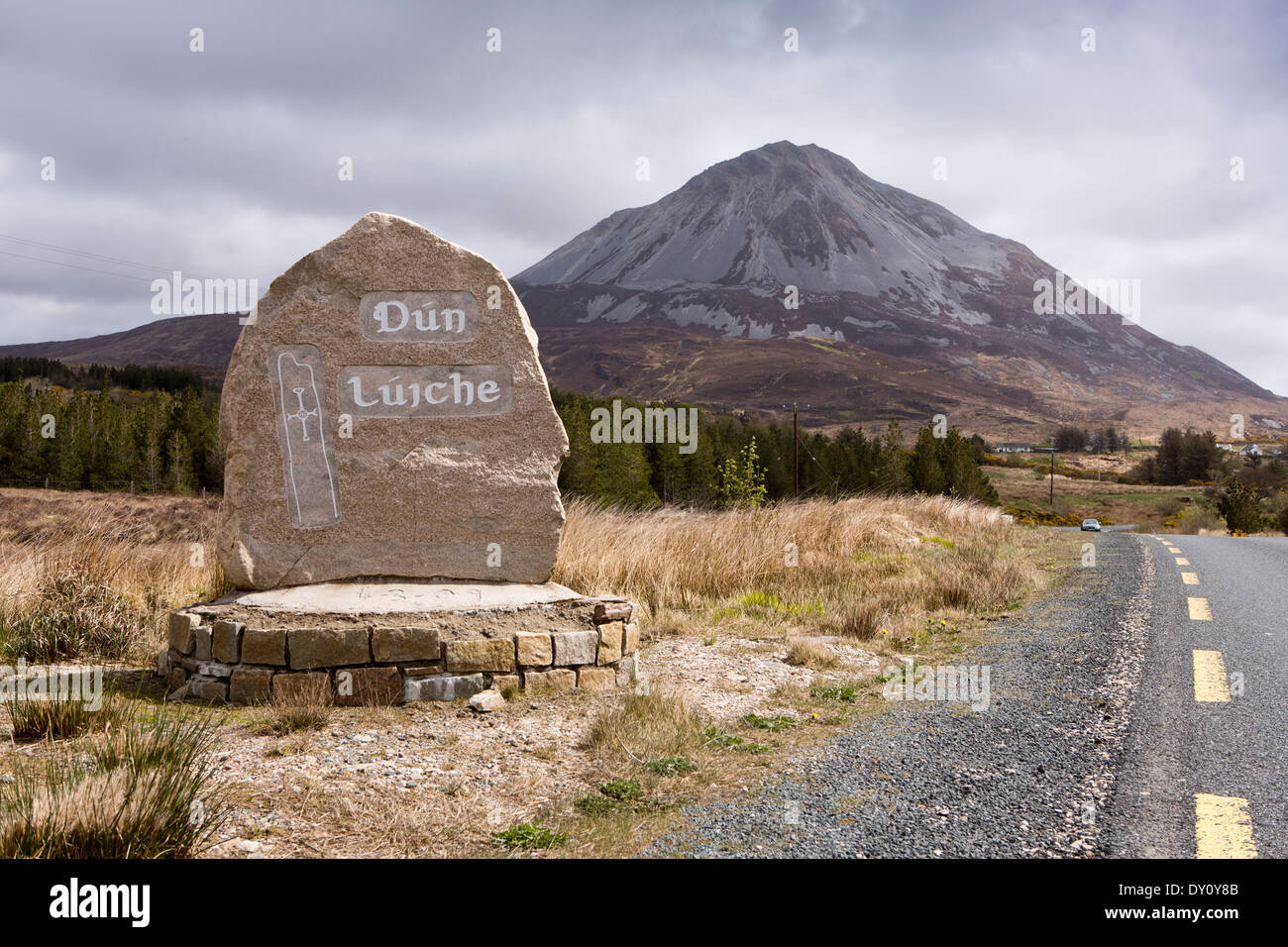Irlanda, Co Donegal, Dunlewey, Mount Errigal, Irlanda la seconda montagna più alta, Dun Luiche lingua irlandese segno Foto Stock