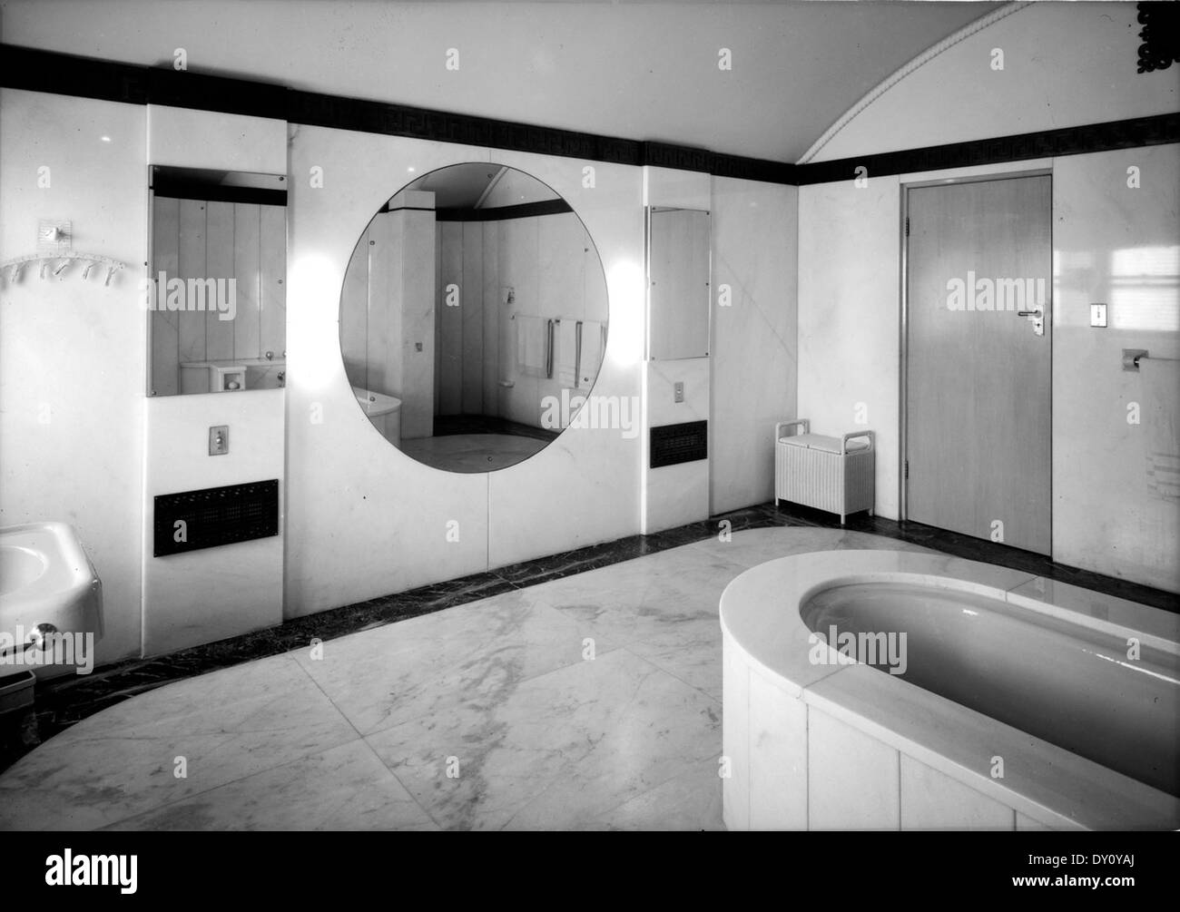 Questa fotografia, scattata negli anni '1930 da Sam Hood, mostra il bagno del signor T.A. Field a Turramurra, Sydney. L'immagine presenta dettagli specifici del periodo, come una vasca da bagno in marmo e uno specchio, che riflettono le tendenze del design domestico del tempo. Foto Stock