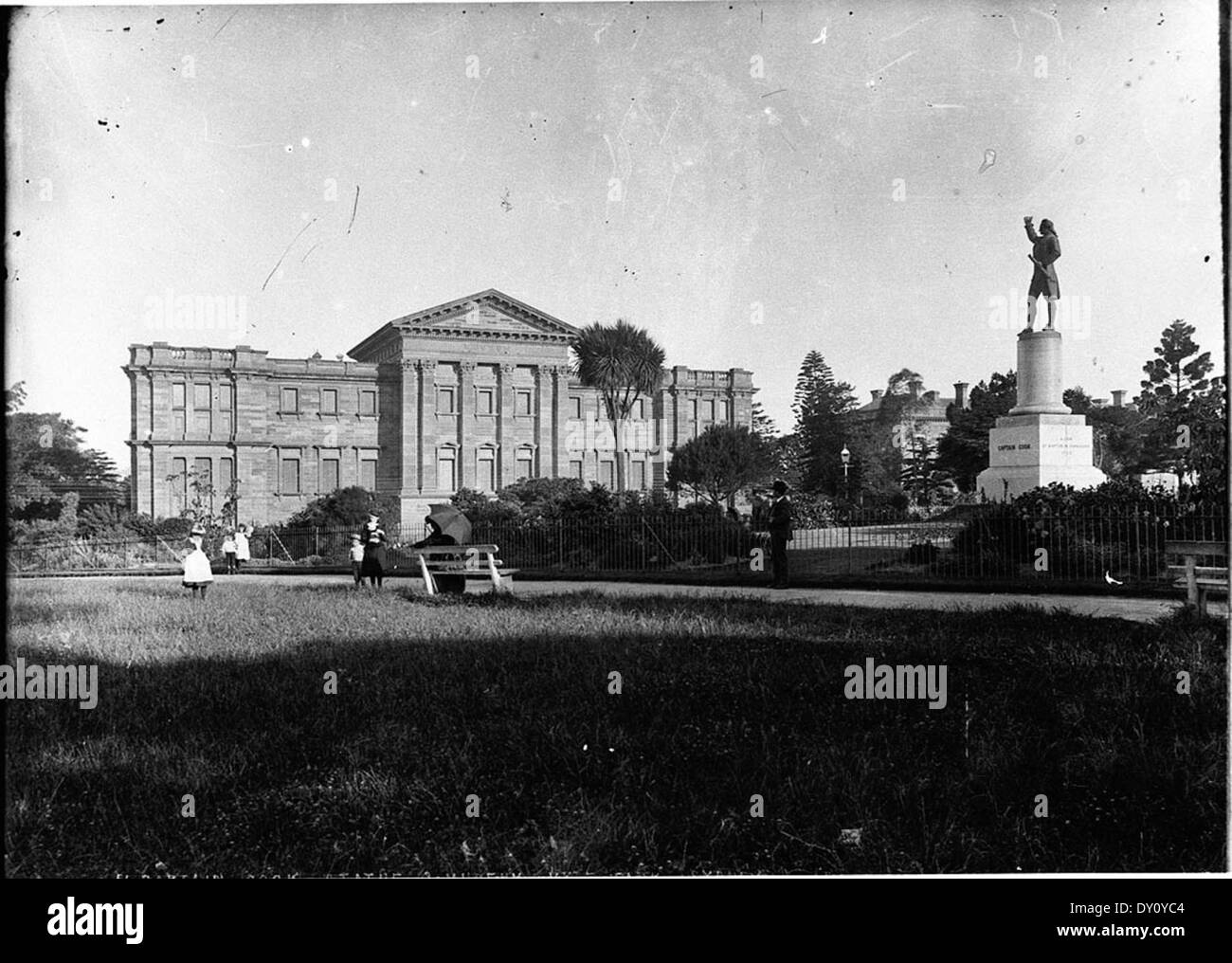 Il Museo Australiano e Captain Cook statua, Sydney, ca. 1900-1910 / Hall & Co. Foto Stock