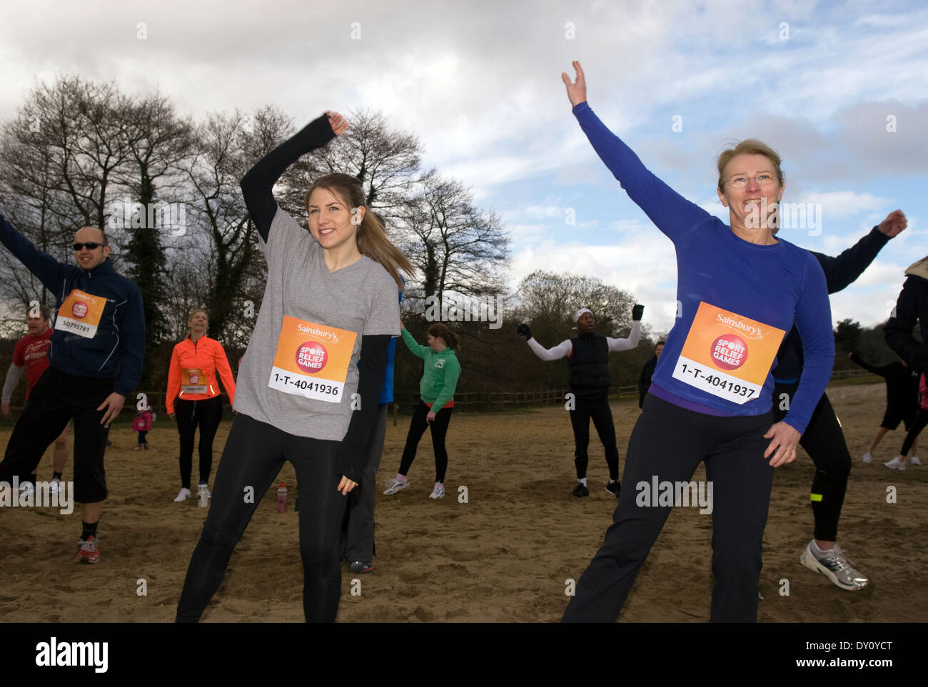 Guide di volontari per lo sport relief 2014 in fase di riscaldamento prima della gara, frensham, UK. Foto Stock