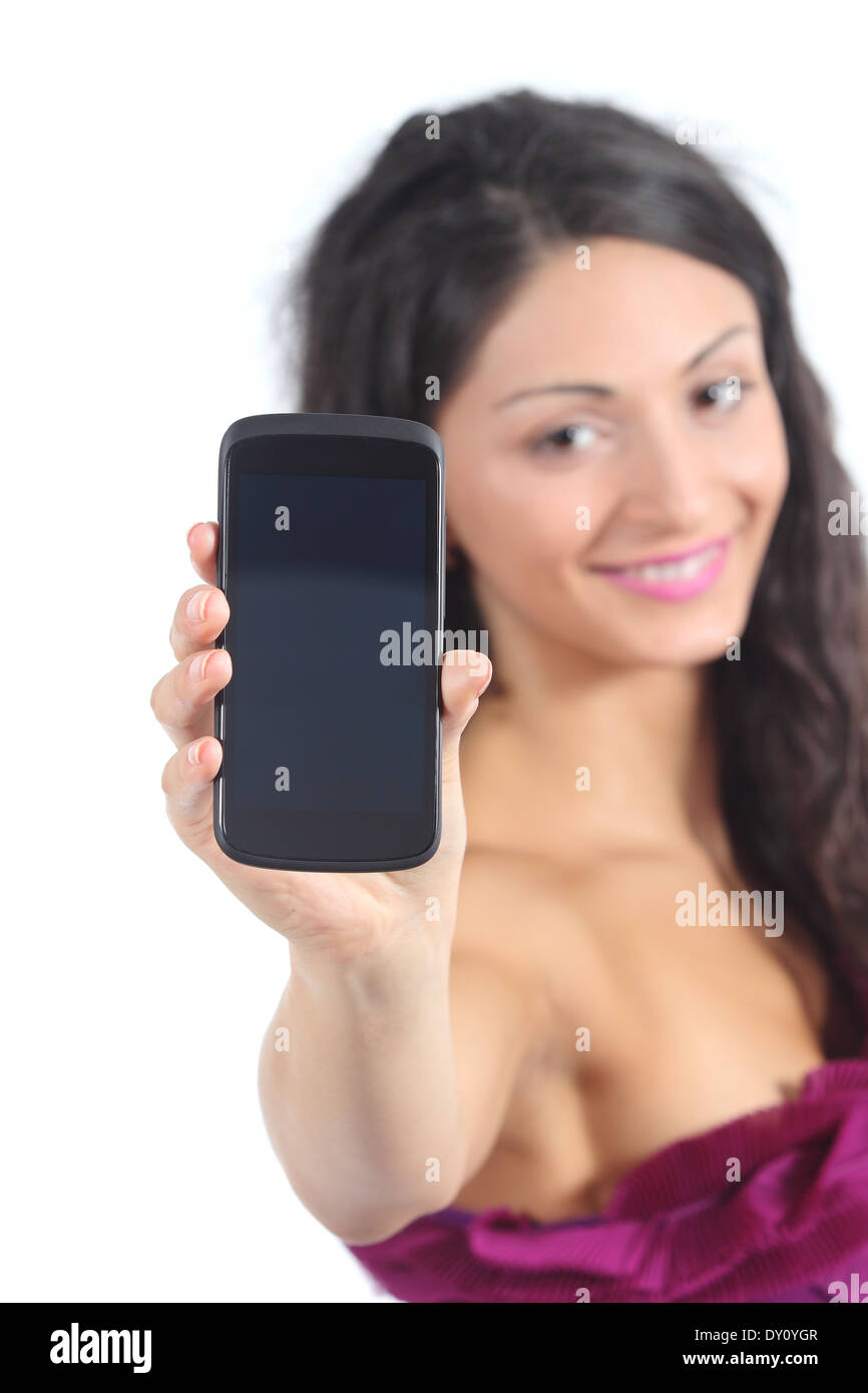 Ragazza adolescente che mostra una smart display del telefono isolato su uno sfondo bianco Foto Stock