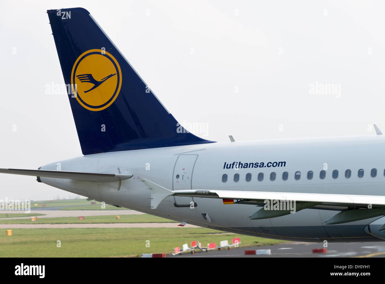 Le compagnie aeree Lufthansa Airbus A320-214 aereo di linea D-AIZN rullaggio per la partenza all'Aeroporto di Manchester Inghilterra England Regno Unito Regno Unito Foto Stock