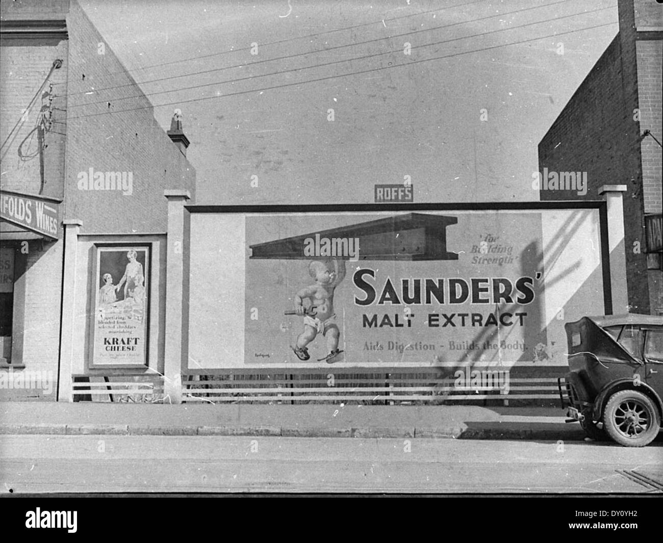 La pubblicità tramite Affissioni Saunders' estratto di malto, Sydney, ca. 1930 / fotografo Sam il cofano Foto Stock