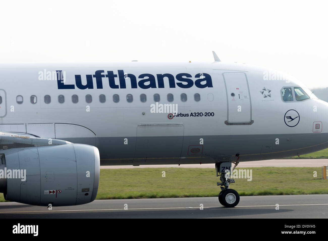 Le compagnie aeree Lufthansa Airbus A320-214 aereo di linea D-AIZN rullaggio per la partenza all'Aeroporto di Manchester Inghilterra England Regno Unito Regno Unito Foto Stock