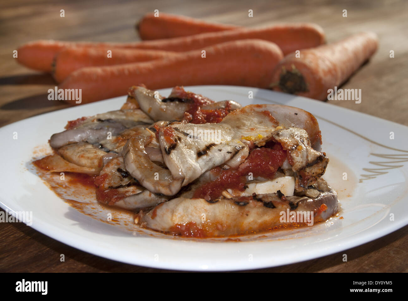 Involtini di melanzane con salsa di pomodoro Foto Stock