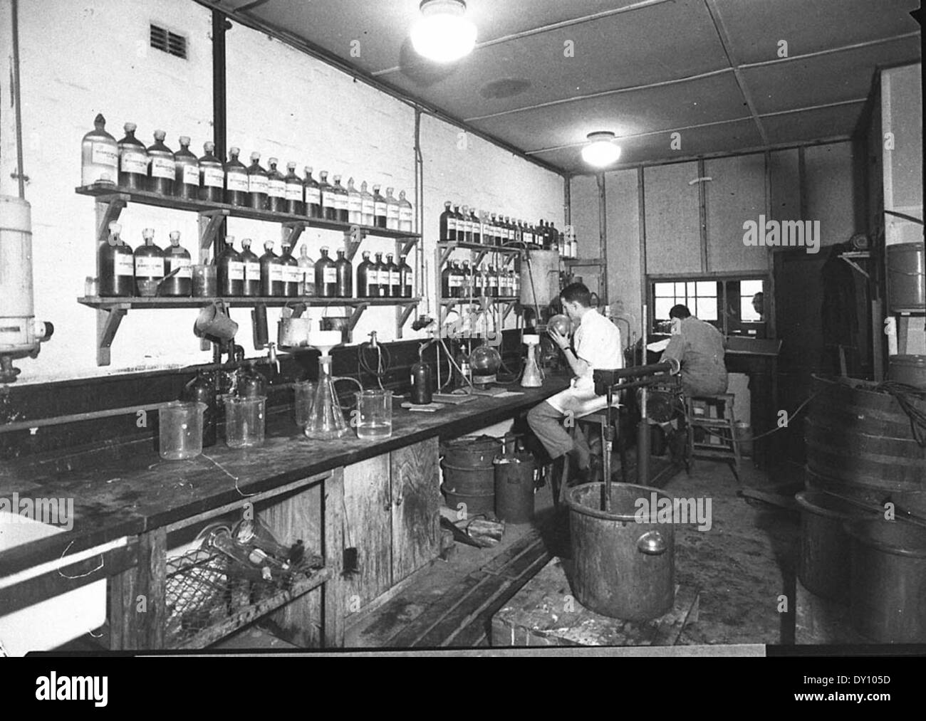 I chimici sono mostrati lavorare a Bayer, Darlington, Sydney, il 13 giugno 1945. Questa fotografia d'epoca cattura un momento critico nella ricerca farmaceutica durante la metà del XX secolo. Foto Stock