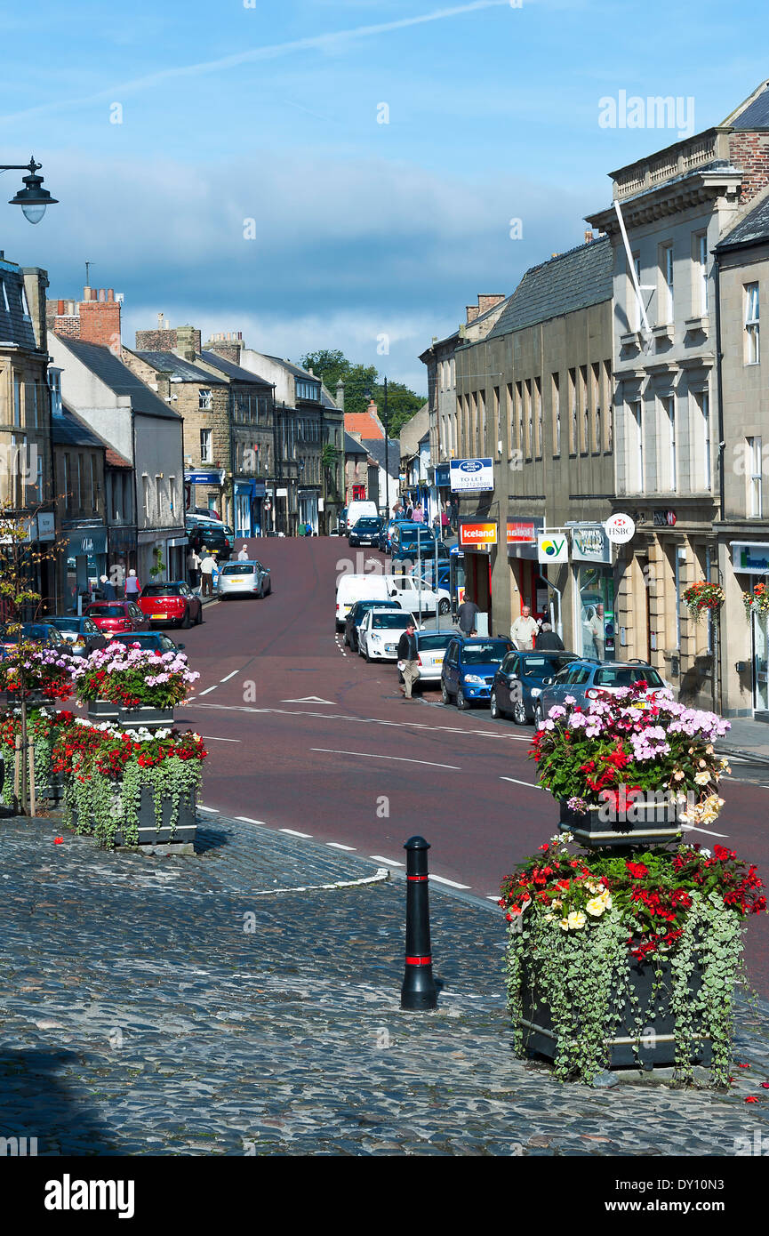 Negozi nel centro del pittoresco Alnwick città mercato, Bondgate entro, Northumberland England Regno Unito Regno Unito Foto Stock