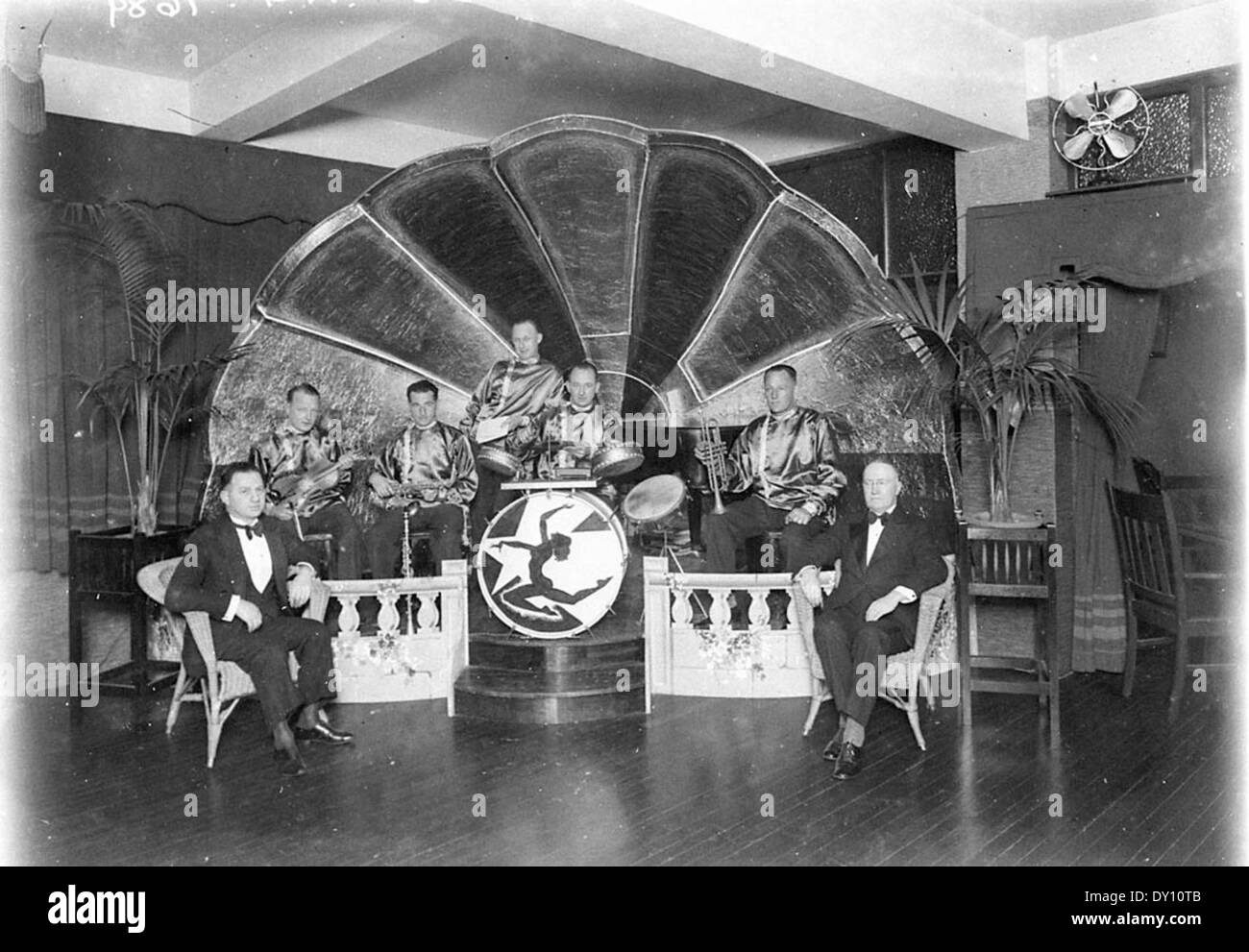 Questa foto degli anni '1920 cattura una band jazz di cinque elementi che si esibisce in un guscio musicale, probabilmente al Wentworth Hotel di Sydney. La fotografia, di Sam Hood, mostra la vibrante cultura jazz dell'epoca. Foto Stock